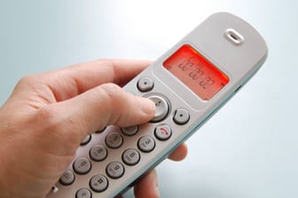Ein Telefon (Symbolbild): Der mutmaßliche Täter bestreitet die Vorwürfe.