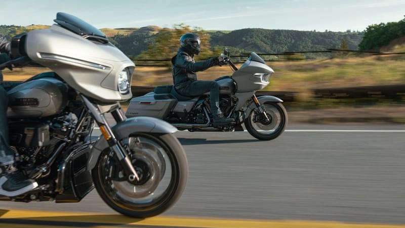 Easy-Rider-Klischee? Mag sein, aber wenn Harley-Davidson seine neuen Modelle CVO Street Glide und CVO Road Glide (hinten) so inszeniert, fällt es schwer, nicht daran zu denken.