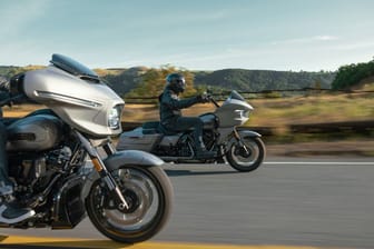 Easy-Rider-Klischee? Mag sein, aber wenn Harley-Davidson seine neuen Modelle CVO Street Glide und CVO Road Glide (hinten) so inszeniert, fällt es schwer, nicht daran zu denken.