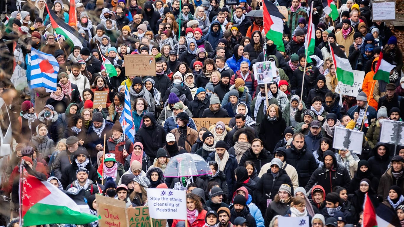 Der Zug einer Demonstration unter dem Motto «Deutschlandweite Solidarität mit Palästina» startet am Halleschen Tor. Mehrere Hundert Menschen haben in Berlin für ein Ende des Kriegs im Nahen Osten demonstriert.