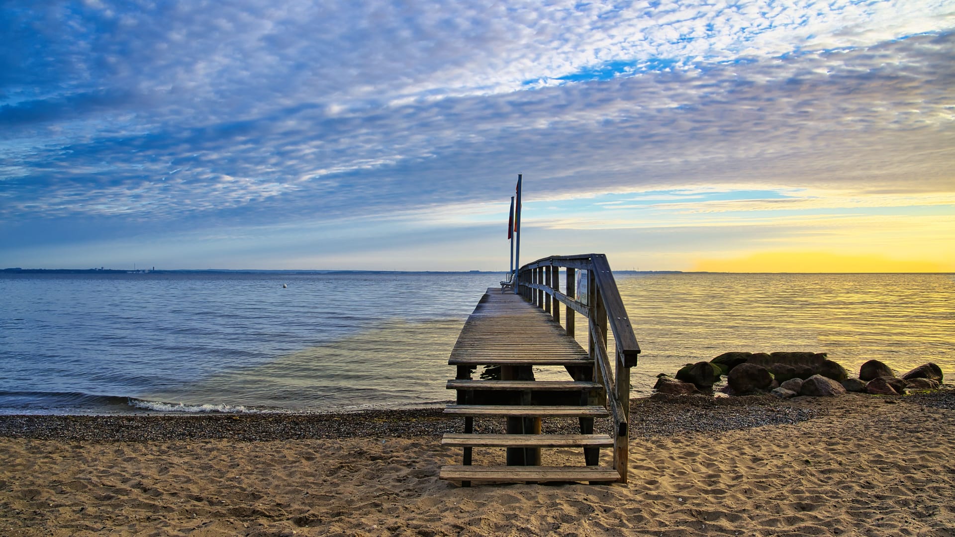 Sonnenaufgang am Timmendorfer Strand: Die Gemeinde wehrt sich gegen das Aus der Bahn.