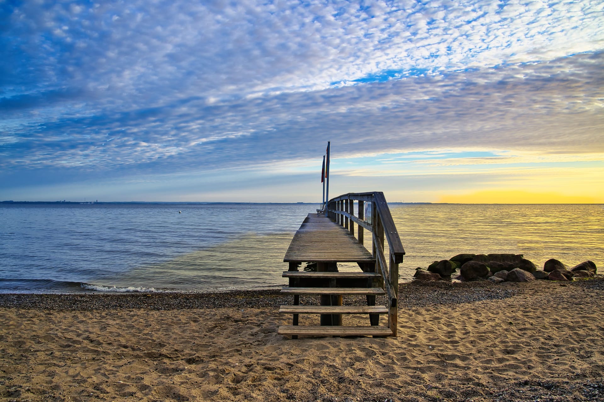 Sonnenaufgang am Timmendorfer Strand: Die Gemeinde wehrt sich gegen das Aus der Bahn.