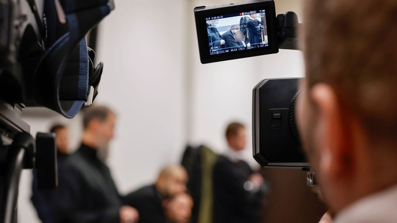Das Medieninteresse zu Prozessbeginn ist hoch: Mehrere Kamerateams sind im Landgericht vor Ort.