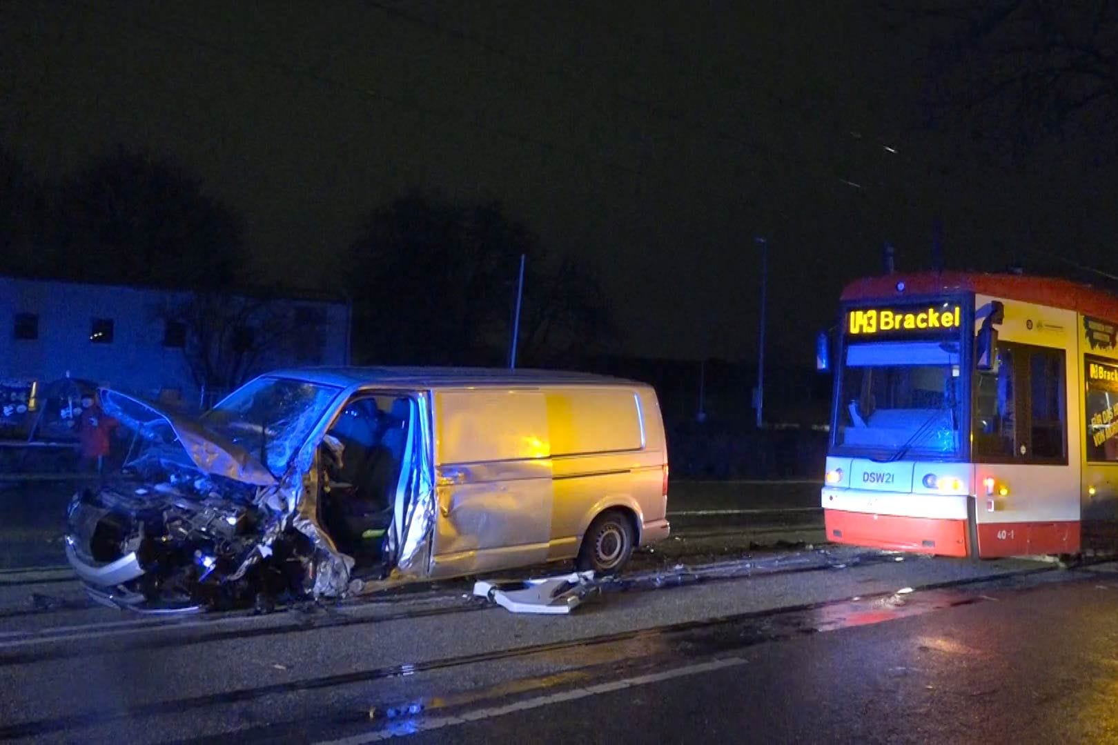 Die U43 erwischte einen Transporter: Das Fahrzeug weist massive Schäden auf.