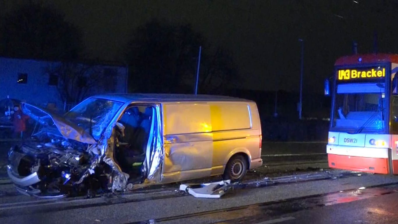 Die U43 erwischte einen Transporter: Das Fahrzeug weist massive Schäden auf.