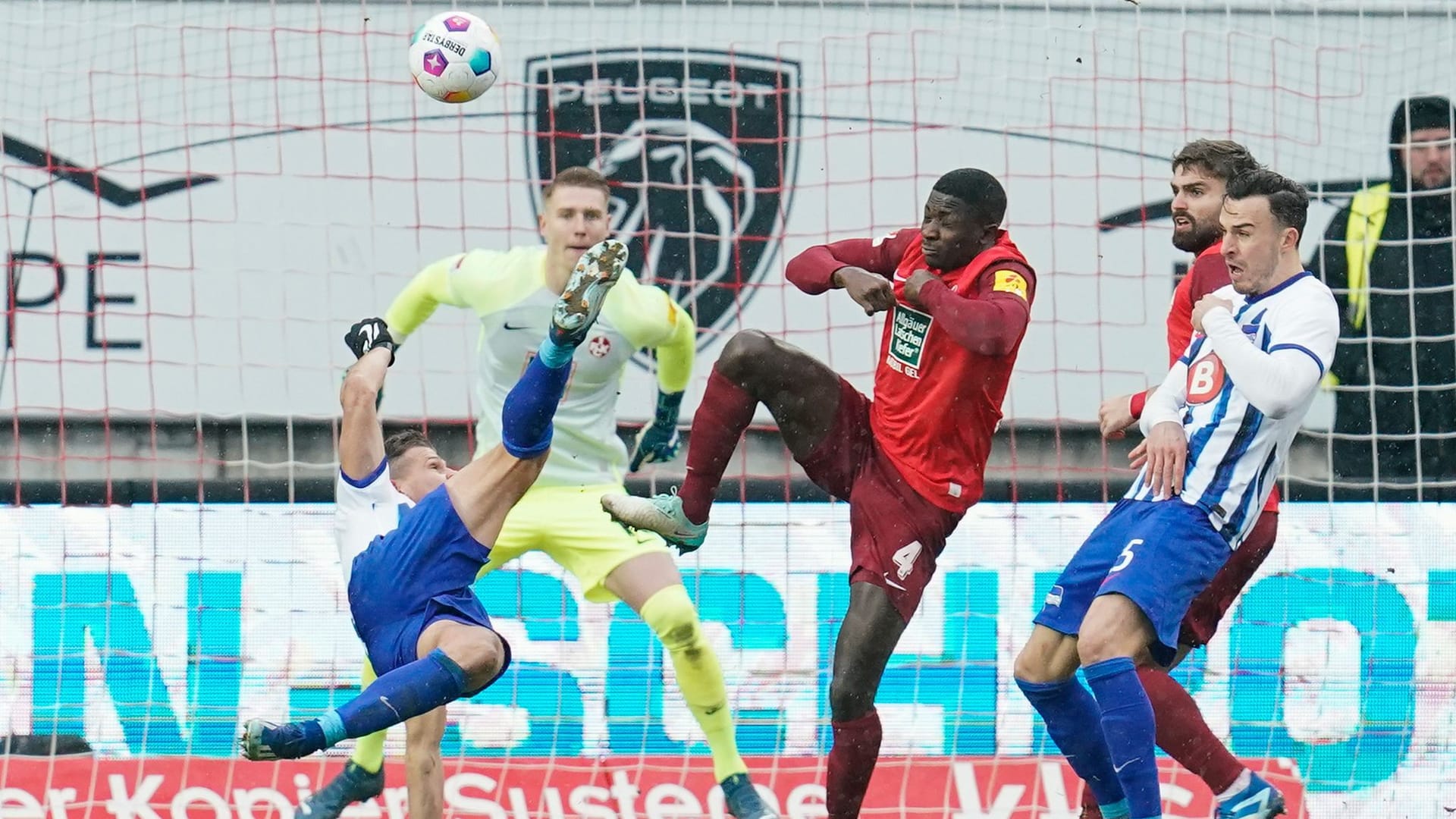 Florian Niederlechner (l.): Der Hertha-Star brachte sein Team zurück ins Spiel.