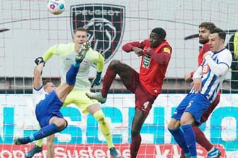 Florian Niederlechner (l.): Der Hertha-Star brachte sein Team zurück ins Spiel.