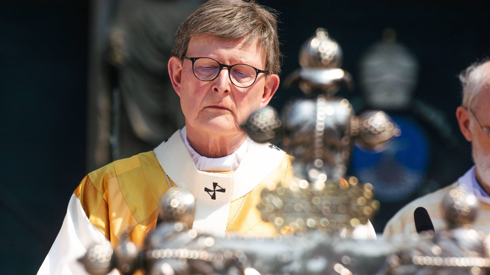 Kardinal Rainer Maria Woelki vor dem Kölner Dom (Archivbild): Das Erzbistum Köln hat zur jüngsten Entscheidung des Vatikans Stellung bezogen.