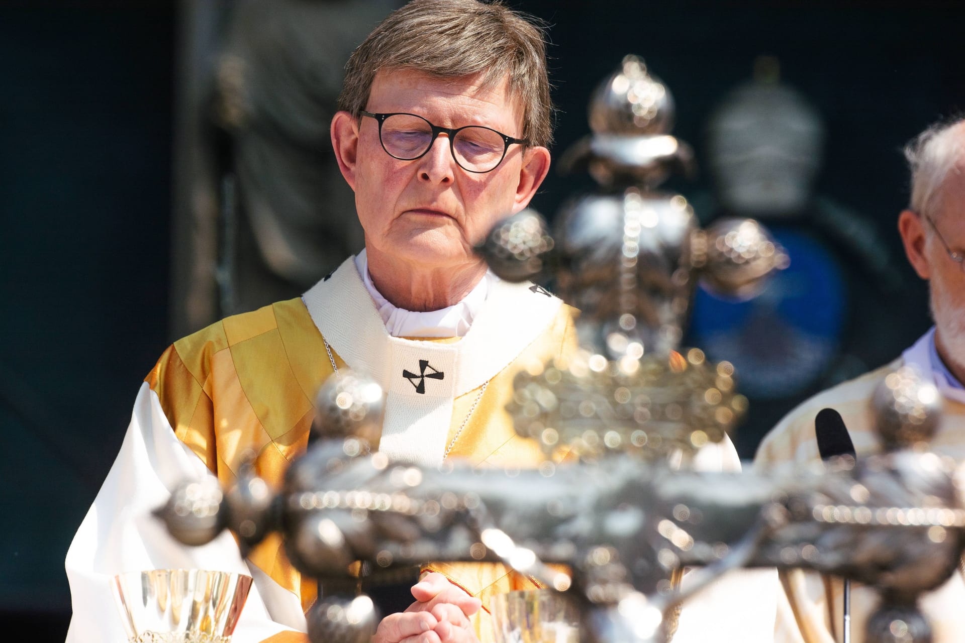 Kardinal Rainer Maria Woelki vor dem Kölner Dom (Archivbild): Das Erzbistum Köln hat zur jüngsten Entscheidung des Vatikans Stellung bezogen.