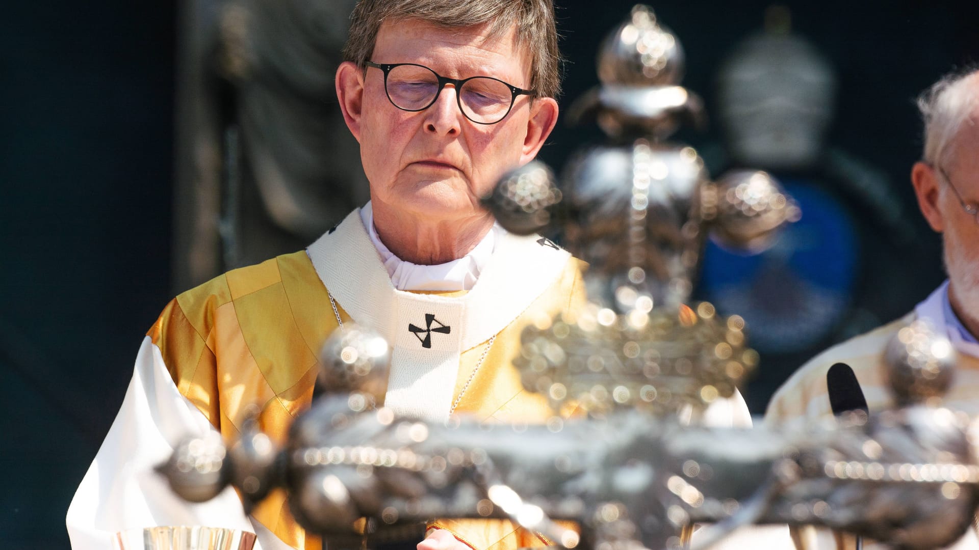 Kardinal Rainer Maria Woelki vor dem Kölner Dom (Archivbild): Das Erzbistum Köln hat zur jüngsten Entscheidung des Vatikans Stellung bezogen.