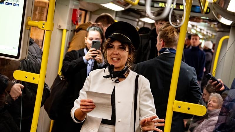 Berlin: Mitglieder von Extinction Rebellion protestieren als Flugbegleiter verkleidet in einer Berliner U-Bahn. Berlin: Mitglieder von Extinction Rebellion protestieren als Flugbegleiter verkleidet in einer Berliner U-Bahn.