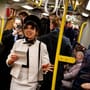 Berlin: Kuriose Aktion – "Flugbegleiter" protestieren in U-Bahn