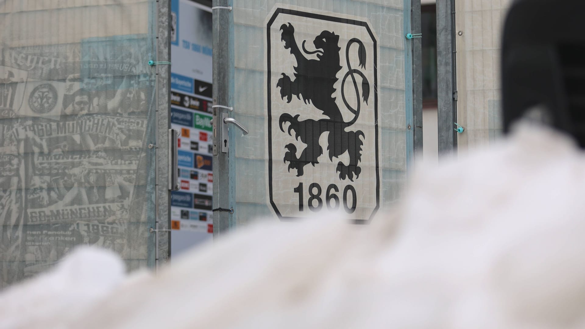 In den Schneemassen versunken: Das Trainingsgelände der Löwen an der Grünwalder Straße in München.