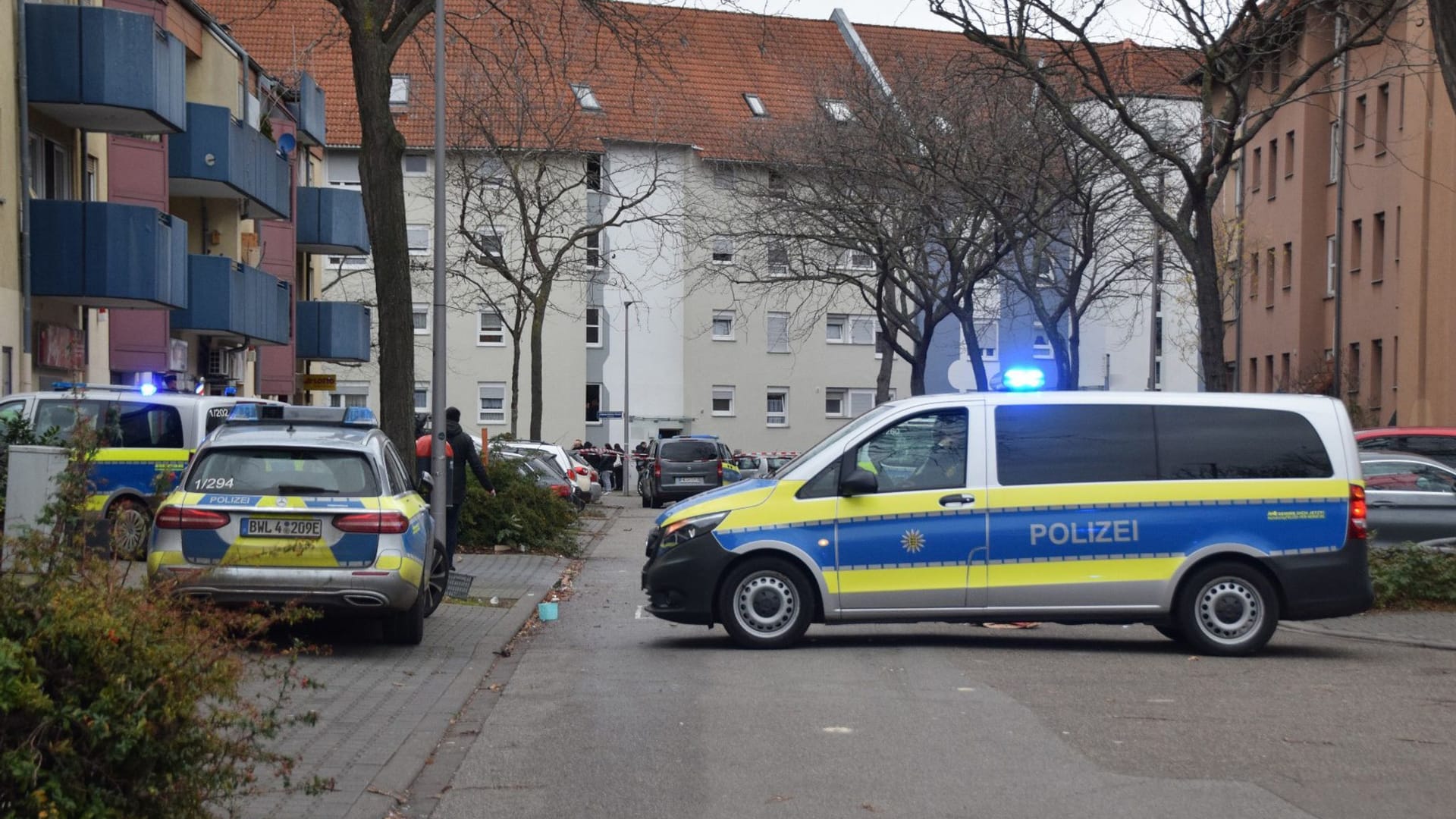 Einsatzkräfte der Polizei sichern den Tatort – ein mit einem Messer bewaffneter Mann ist hier erschossen worden.