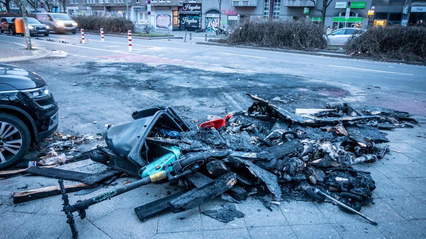 Der Morgen danach: Überreste von verbrannten Mülltonnen und E-Scootern nach Randale in der Silvesternacht Sanderstraße Ecke Kottbusser Damm.