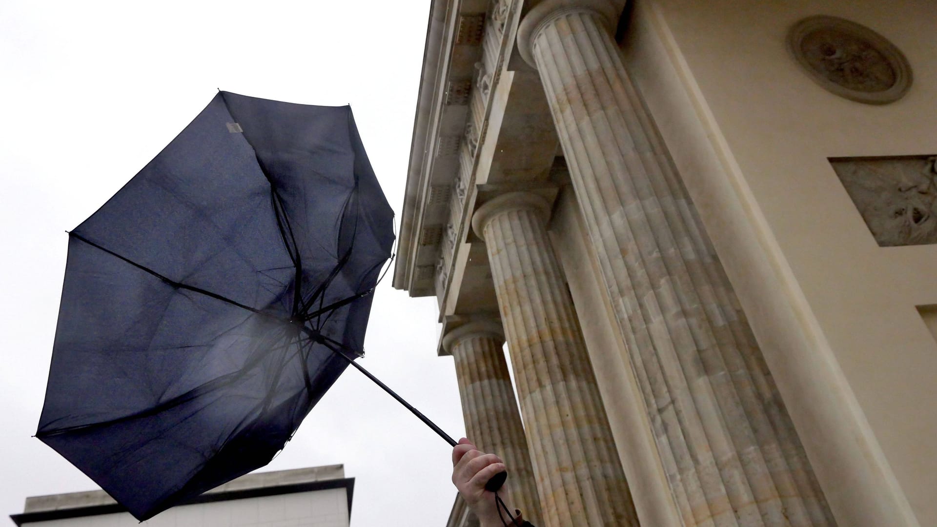 21.12.2023, Berlin - Deutschland. Regen und Sturm bestimmen das Wetter