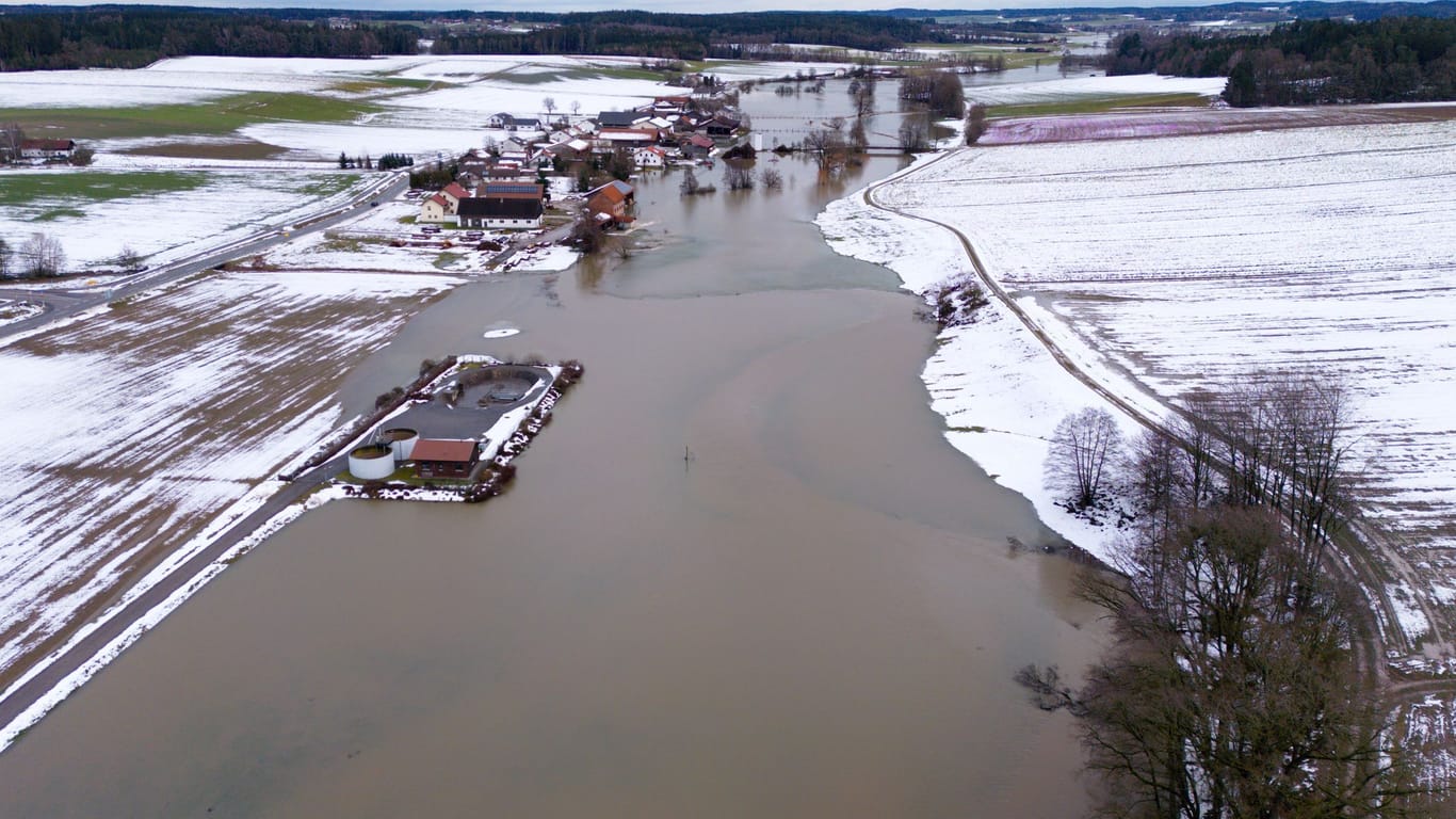 Bayern, Dietelskirchen: Wiesen und Felder sind vom Hochwasser überflutet.