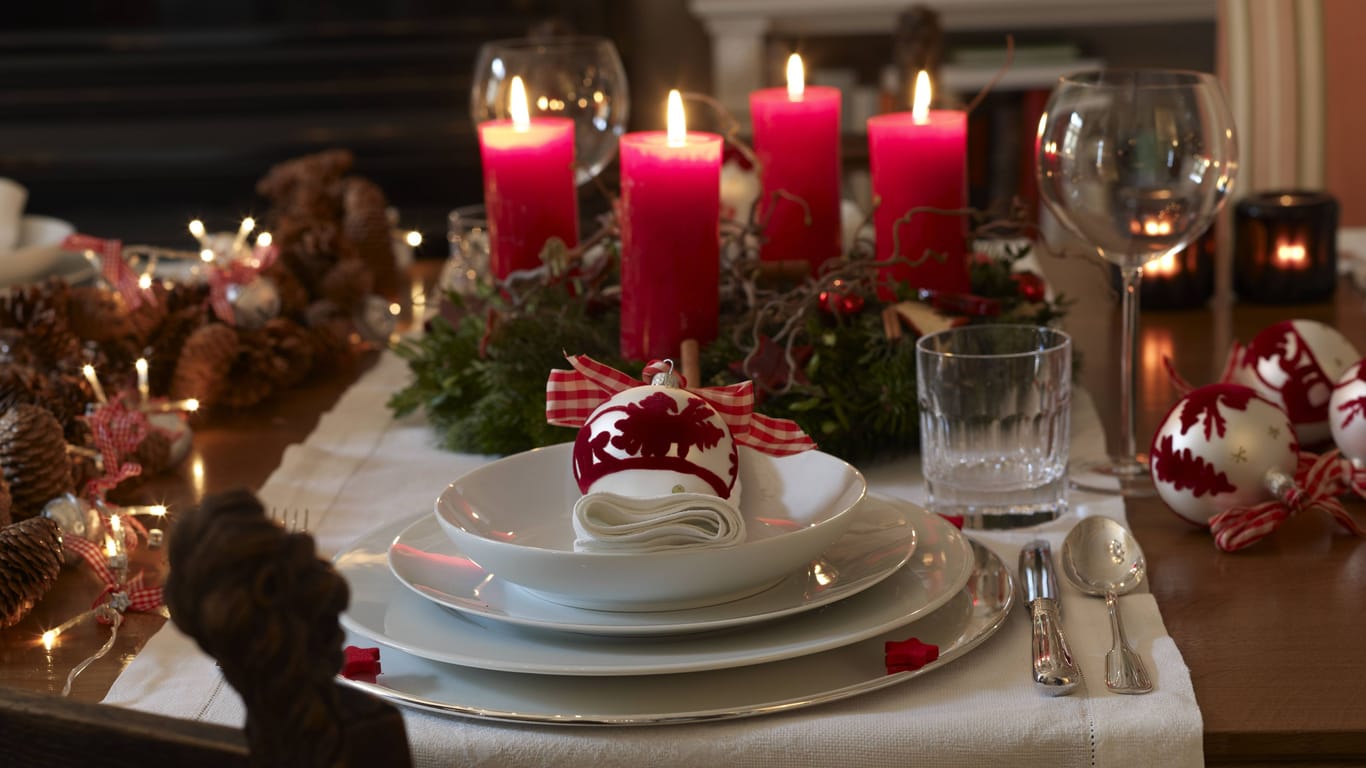 Weihnachtlich gedeckter Festtisch: In Frankfurt gibt es Restaurants, die nicht nur an Heiligabend geöffnet haben, sondern auch Speisen zum Mitnehmen anbieten.