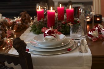 Weihnachtlich gedeckter Festtisch: In Frankfurt gibt es Restaurants, die nicht nur an Heiligabend geöffnet haben, sondern auch Speisen zum Mitnehmen anbieten.