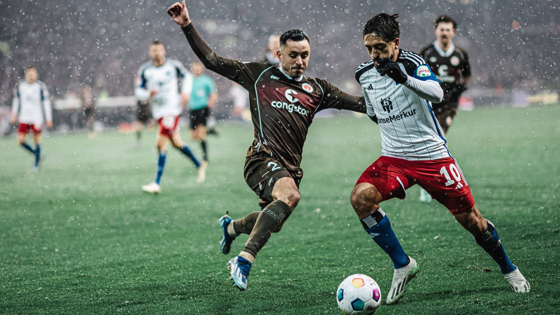 Manolis Saliakas (l.) im Duell mit Immanuel Pherai: Das Derby am Millerntor war heiß umkämpft.