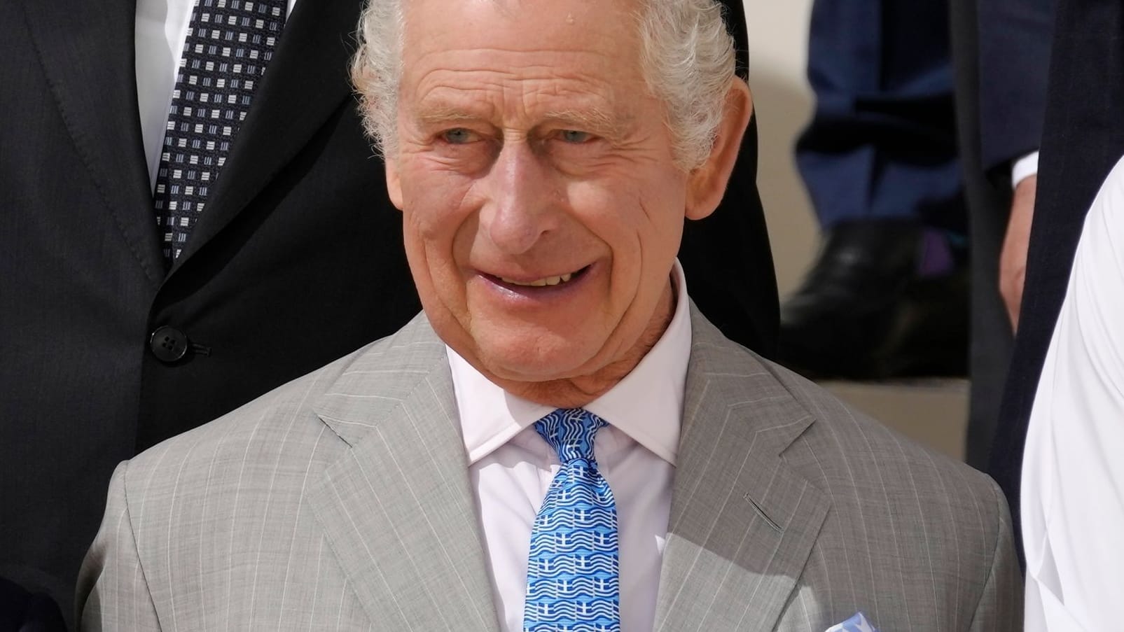 König Charles III. beim COP28-Klimagipfel. Seine Krawattenwahl löste Spekulationen aus. König Charles III. beim COP28-Klimagipfel. Seine Krawattenwahl löste Spekulationen aus.