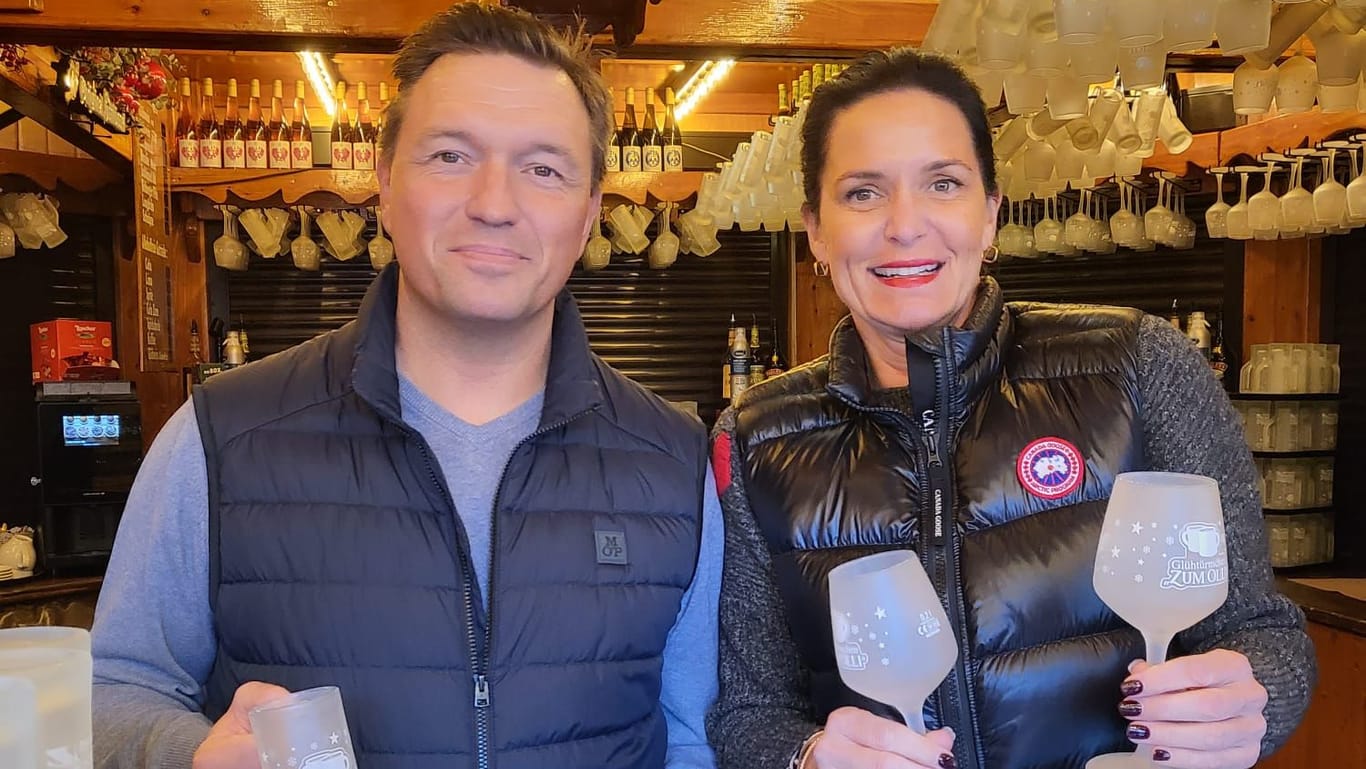 Oliver Wilmering, mit Partnerin Yvonne, im "Glühtürmchen" (Archivbild): Der Glühwein wird in diesem Jahr bei ihm teurer.