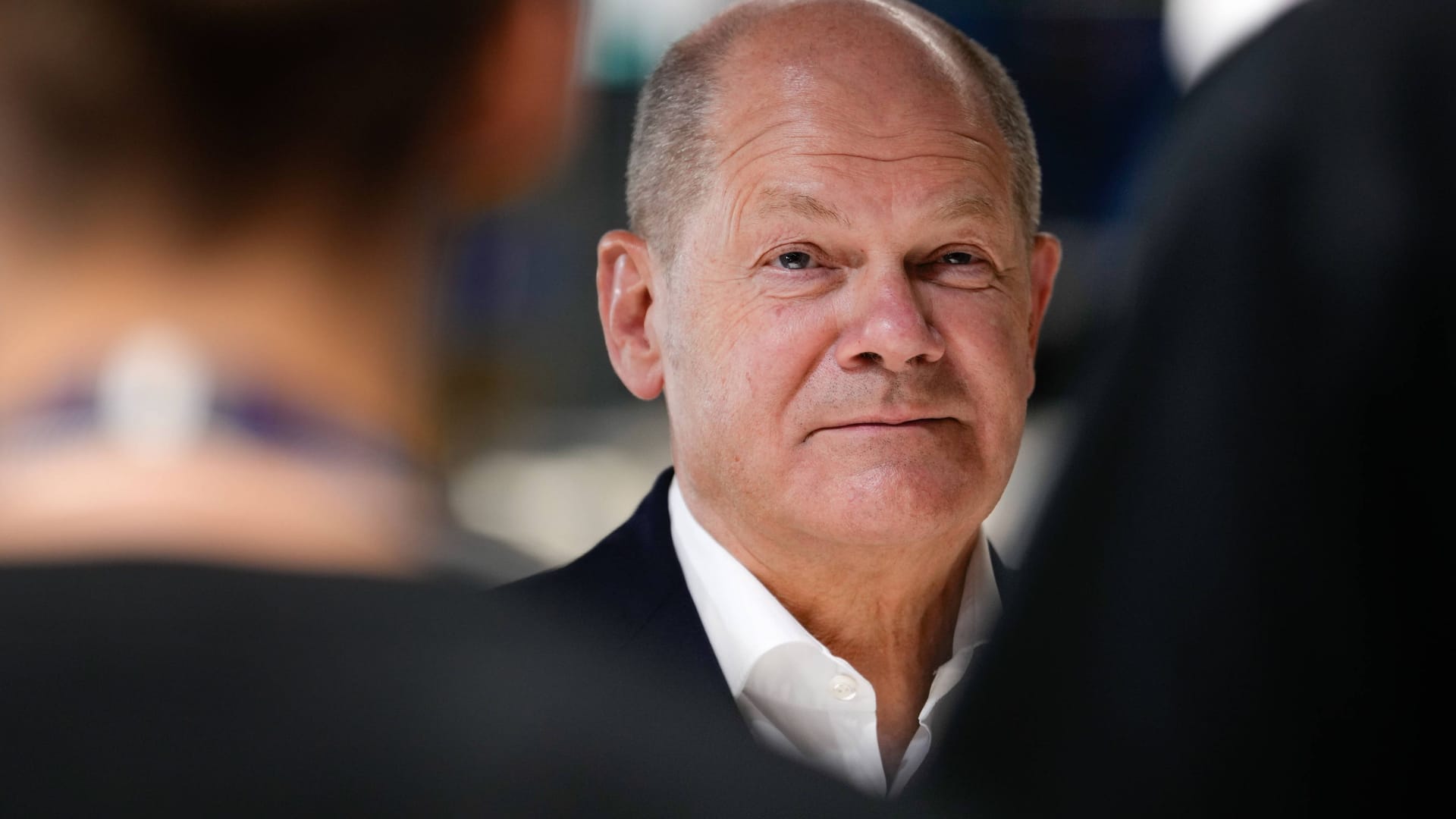 Bundeskanzler Olaf Scholz bei Ford in Köln: Die Spitzen der Ampelkoalition erklärten gestern, wie sie den Etat für 2024 zusammengestrichen haben. Betroffen ist auch die Förderung für Elektroautos.