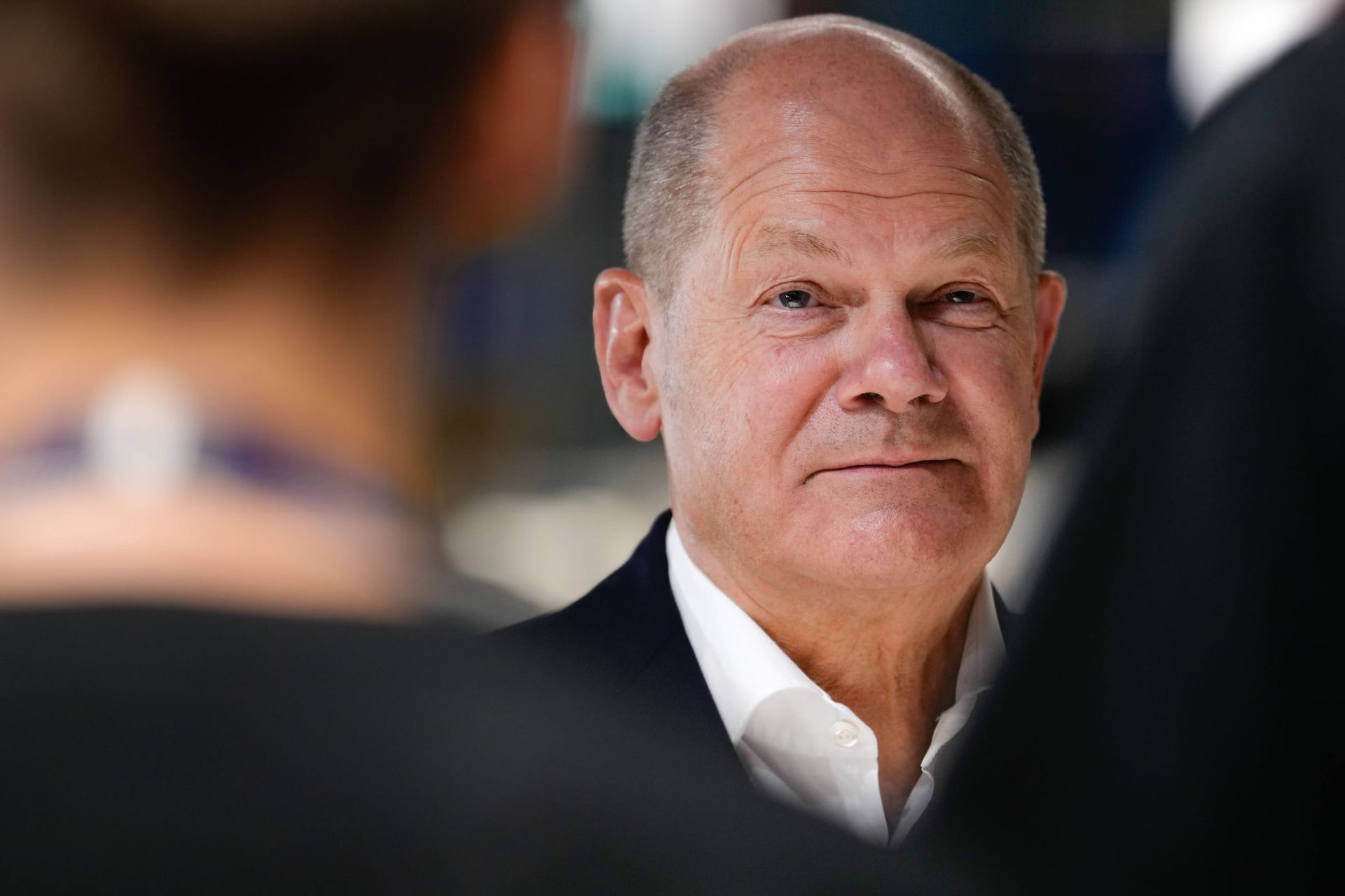 Bundeskanzler Olaf Scholz bei Ford in Köln: Die Spitzen der Ampelkoalition erklärten gestern, wie sie den Etat für 2024 zusammengestrichen haben. Betroffen ist auch die Förderung für Elektroautos.