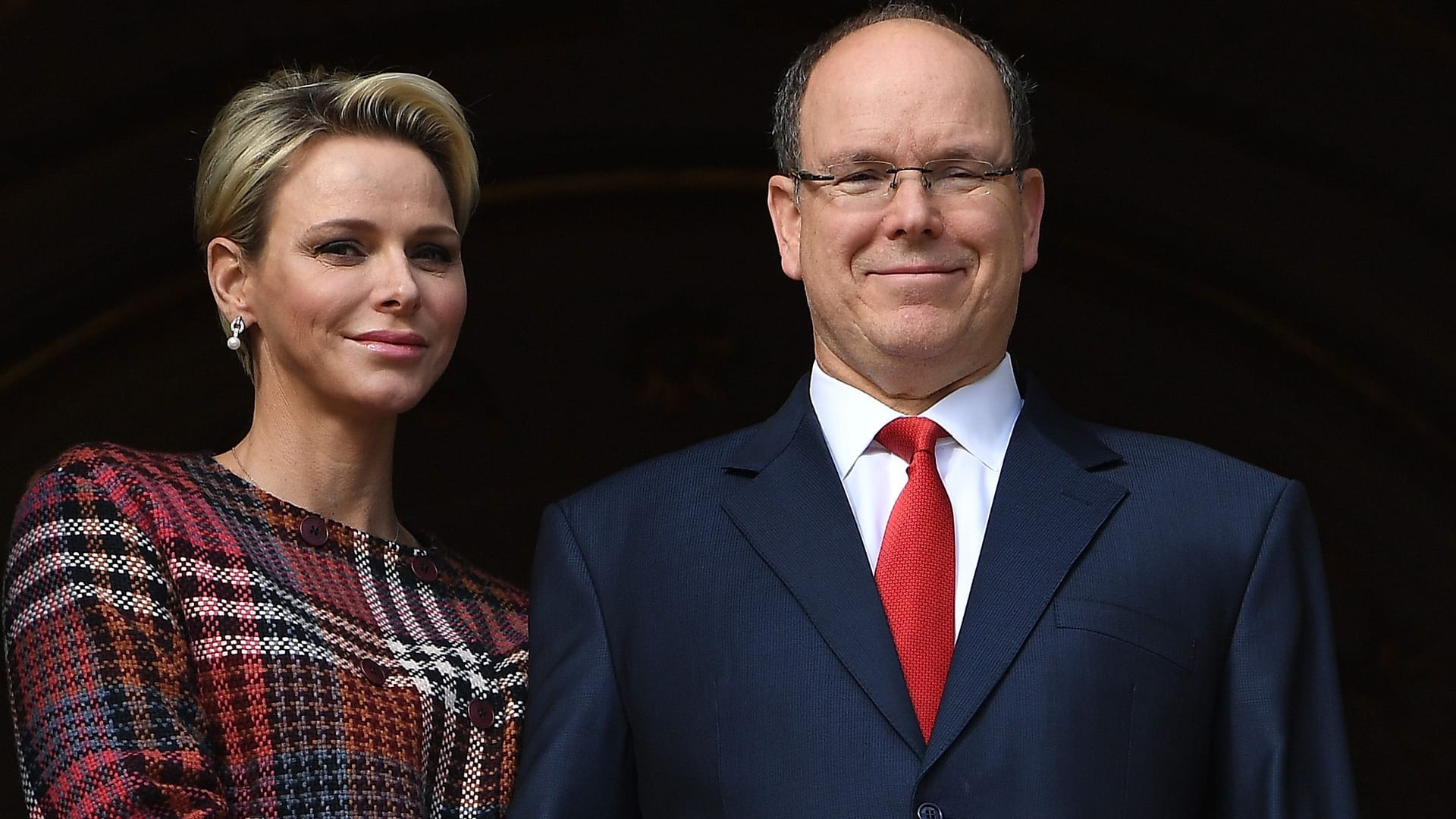 Charlène und Albert: Das monegassische Fürstenpaar strahlt vom Balkon.