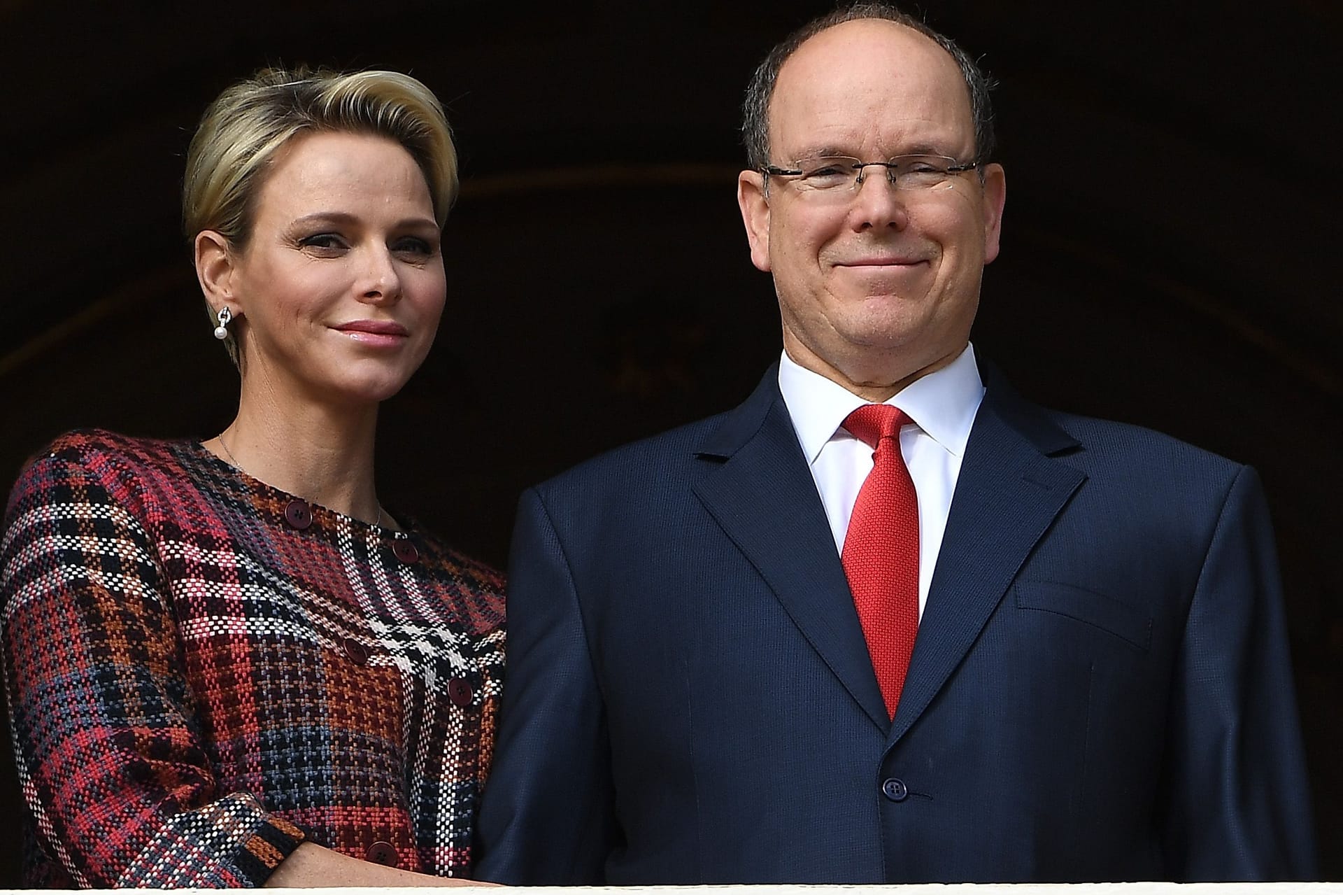 Charlène und Albert: Das monegassische Fürstenpaar strahlt vom Balkon.