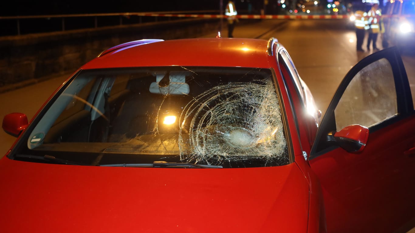 Der demolierte Audi auf der Brückenstraße: Schon an der Beschädigung des Autos lässt sich erkennen, wie heftig der Zusammenstoß gewesen sein muss.