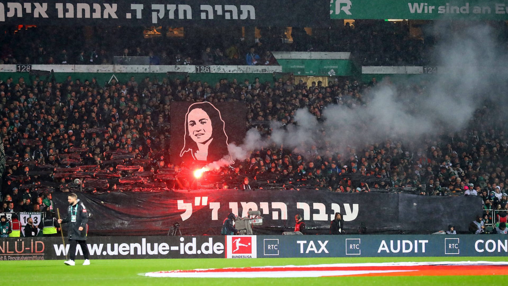 Der Bremer Fanblock in Schwarz: Die Werder-Fans gedachten einer getöteten Hamas-Geisel.