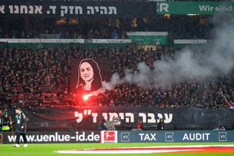 Der Bremer Fanblock in Schwarz: Die Werder-Fans gedachten einer getöteten Hamas-Geisel.
