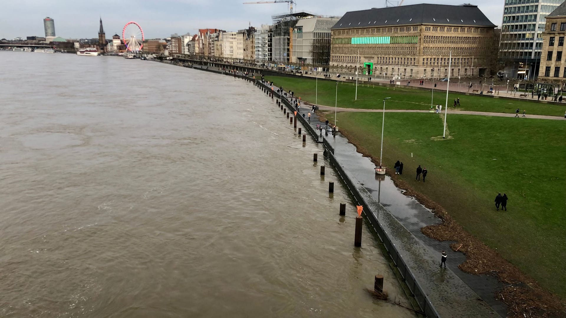 Der Rhein erreichte auf Höhe des Apollo den Gehweg.