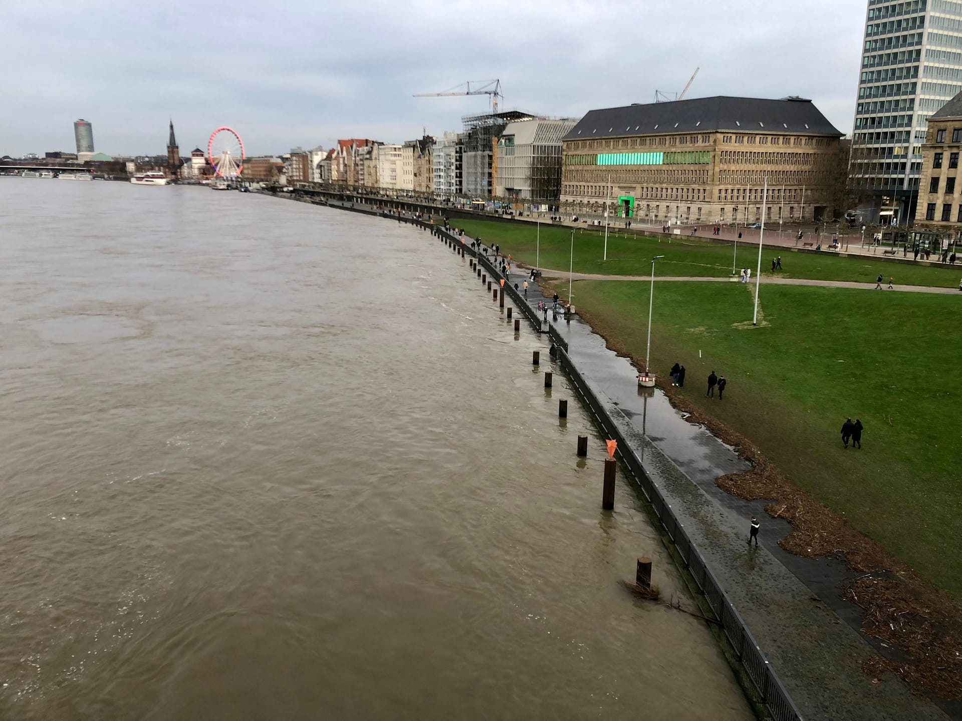 Der Rhein erreichte auf Höhe des Apollo den Gehweg.