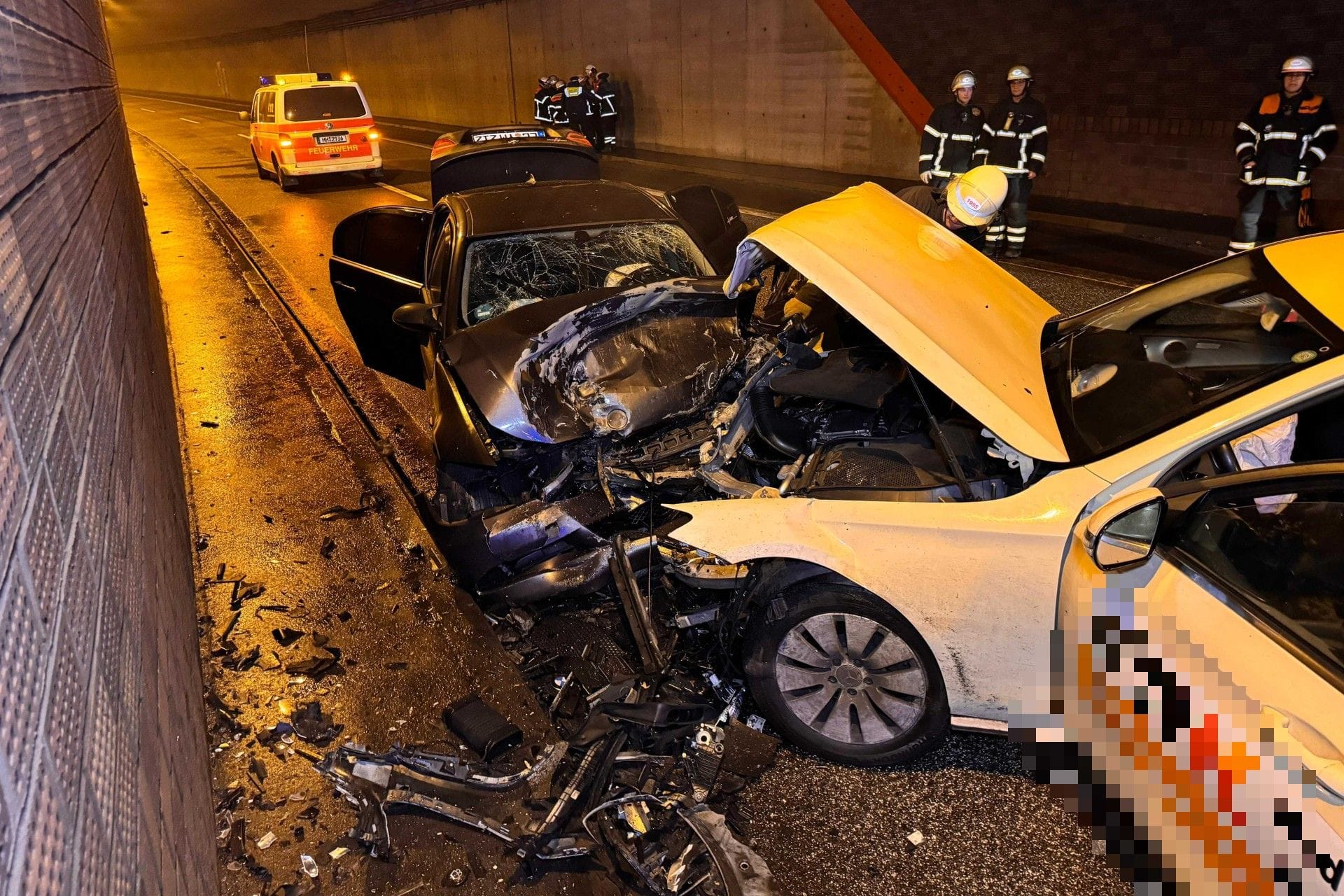 Die beiden Unfallfahrzeuge wurden massiv beschädigt.