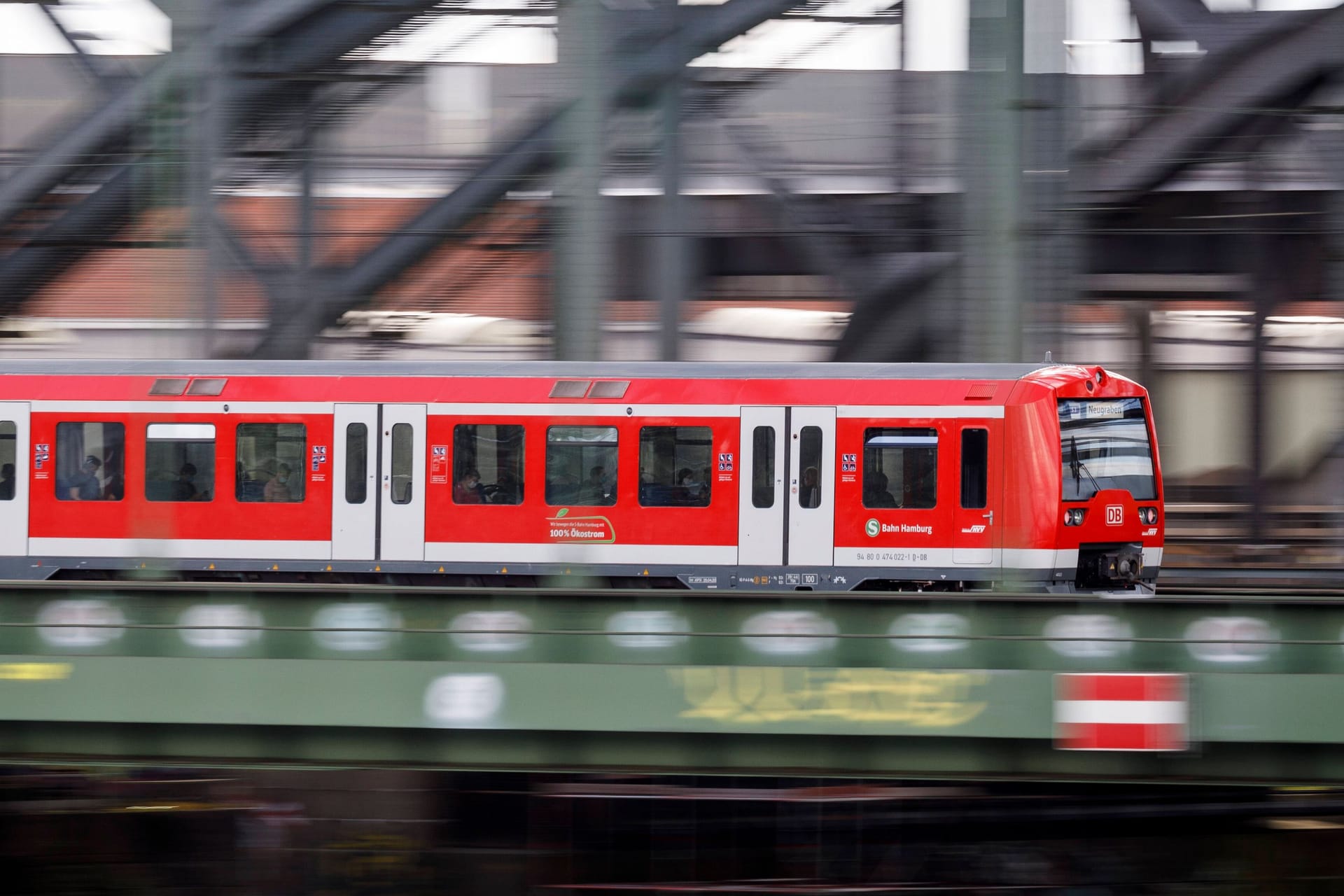 Eine S-Bahn der Linie S3 auf der Elbbrücke (Symbolbild): Pendlern aus dem Süden Hamburg drohen massive Einschränkungen.