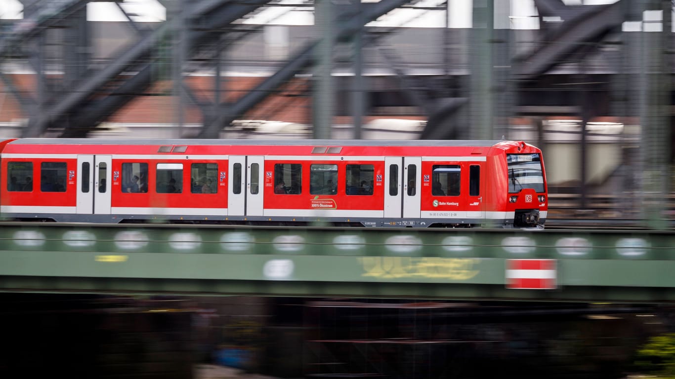 Eine S-Bahn der Linie S3 auf der Elbbrücke (Symbolbild): Pendlern aus dem Süden Hamburg drohen massive Einschränkungen.