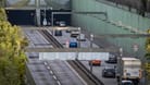 Berlin Verkehr / Straßenverkehr: Autobahn A111 in Berlin Reinickendorf Bereich Tunnel Tegel Ortskern / Holzhauser Straße