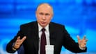 Wladimir Putin spricht bei seiner jährlichen Pressekonferenz: Der russische Präsident stellt sich live den Fragen ausgewählter Bürger und Journalisten. Wladimir Putin spricht bei seiner jährlichen Pressekonferenz: Der russische Präsident stellt sich live den Fragen ausgewählter Bürger und Journalisten.