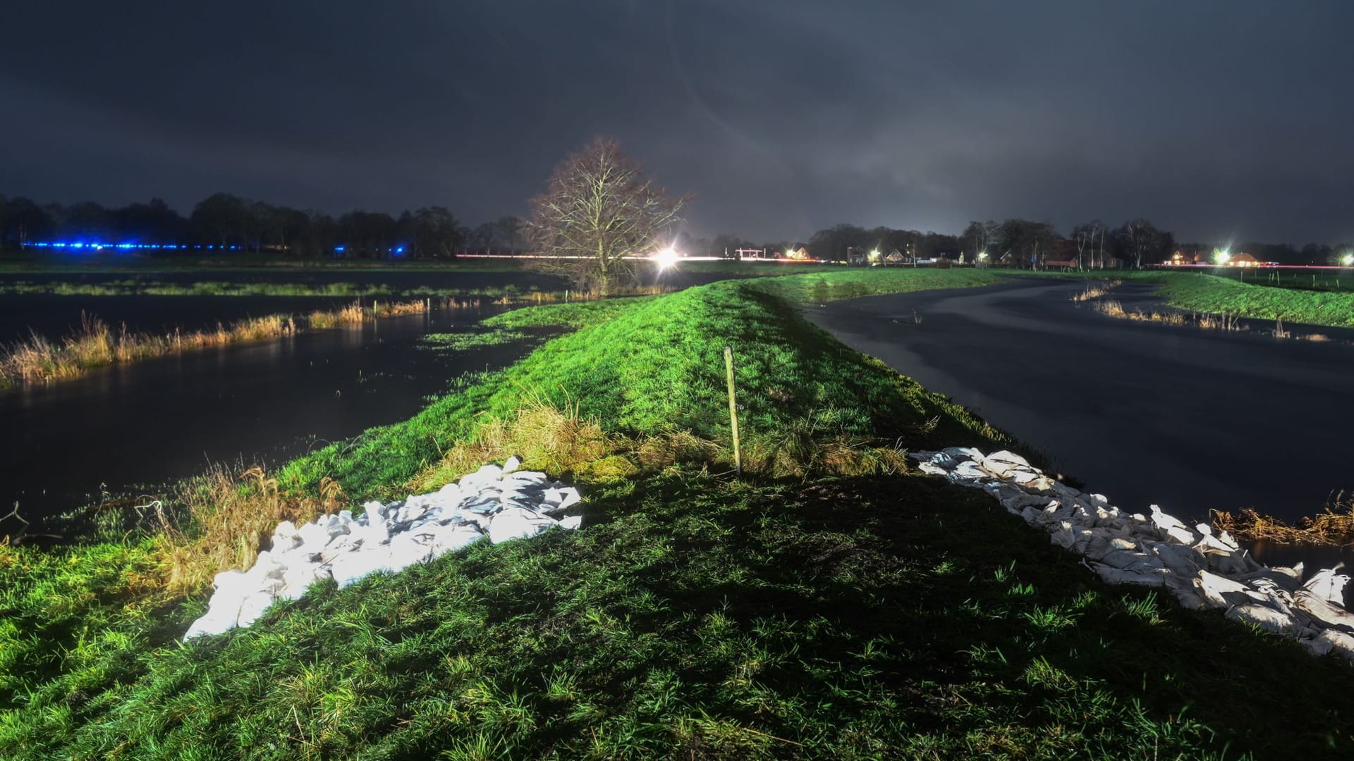 Auch der Ort Hollen, östlich von Leer, wurde vom Hochwasser getroffen. Das Foto zeigt einen Bruch in einem Damm, der von Einsatzkräften mit Sandsäcken geschlossen wurde.