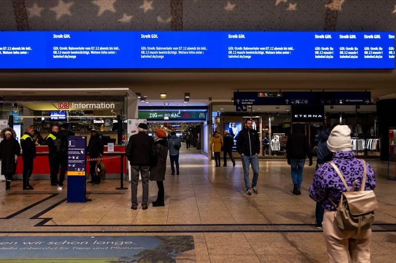 Bildschirme über der DB Information informieren Reisende zum Streik: In NRW kommt es zu zahlreichen Zugausfällen.