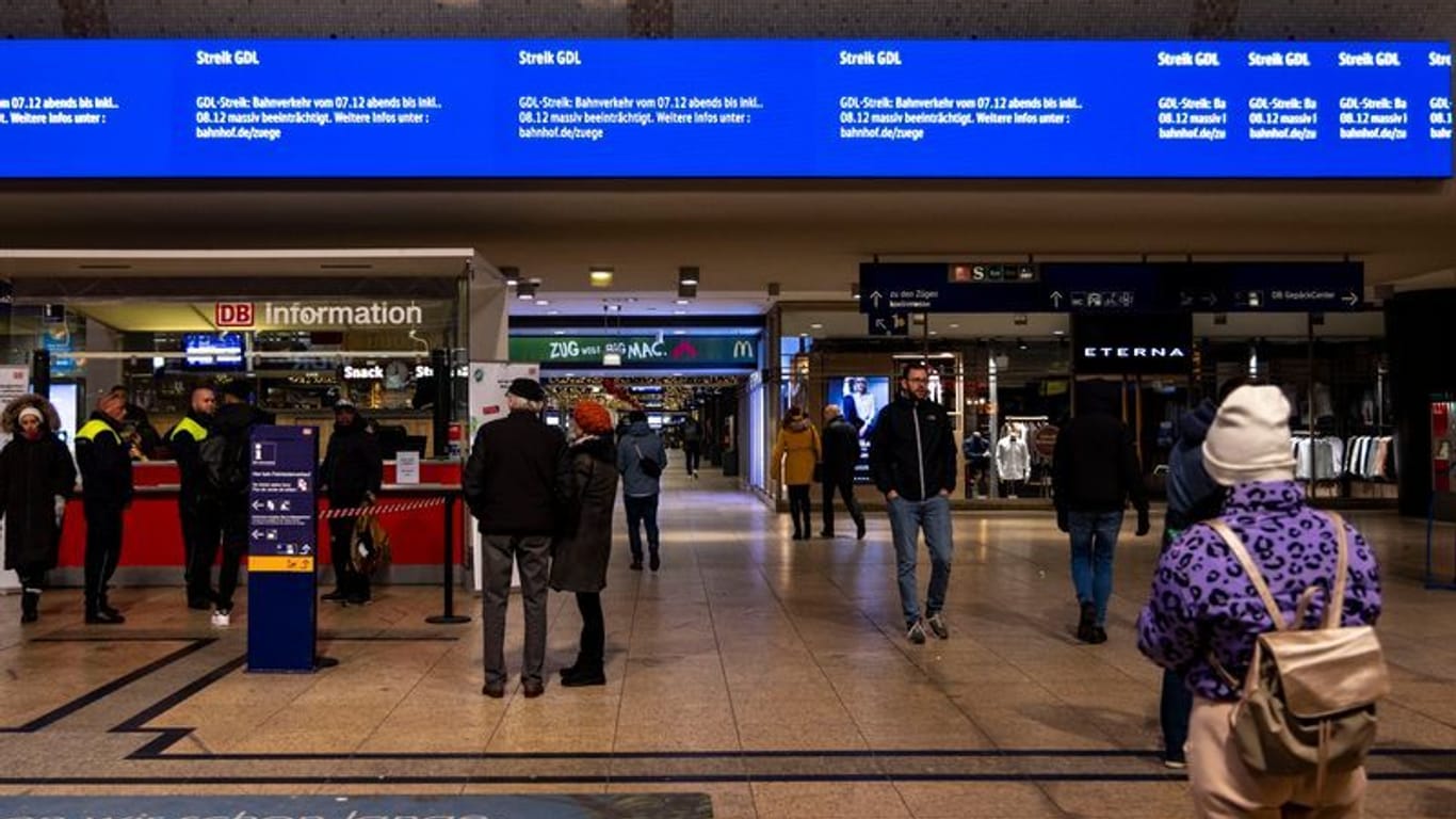 Bildschirme über der DB Information informieren Reisende zum Streik: In NRW kommt es zu zahlreichen Zugausfällen.