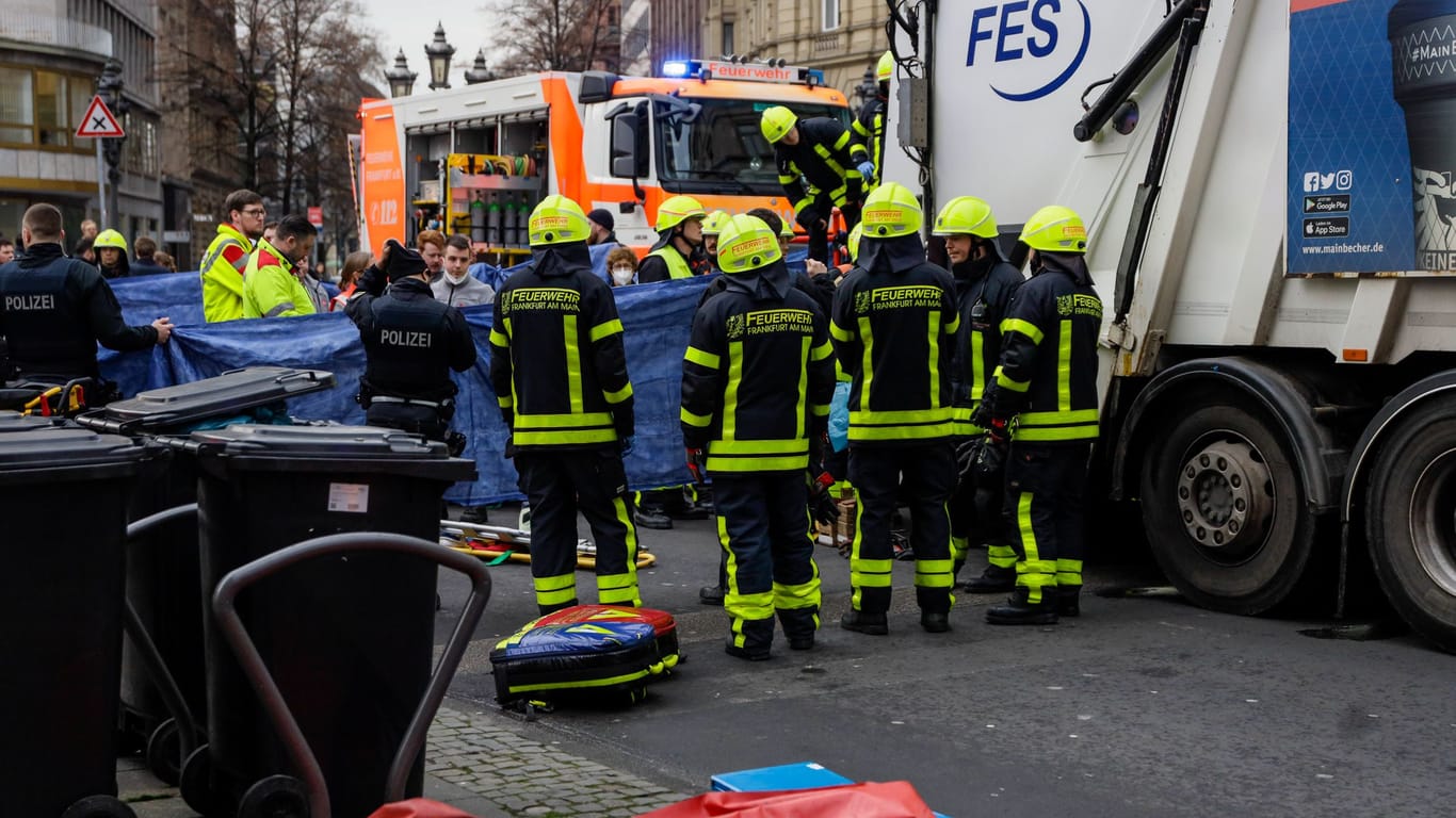 In der Frankfurter Innenstadt kam es am Morgen zu einem tragischen Unfall.