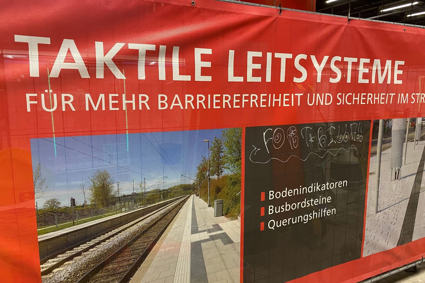In München wird in den U-Bahnhöfen Stück für Stück das taktile Leitsystem erneuert.