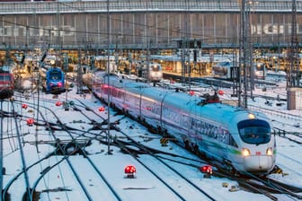 ICE bei der Abfahrt vom Münchner Hauptbahnhof: Laut einem Bericht sind für die Gehälter der Bahnvorstände Pünktlichkeit und Kundenzufriedenheit weiter kaum relevant.