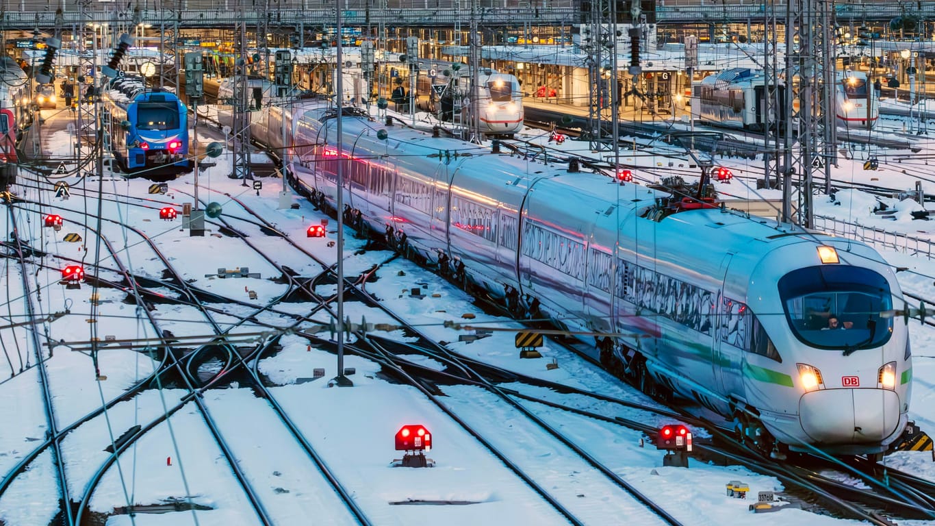 ICE bei der Abfahrt vom Münchner Hauptbahnhof: Laut einem Bericht sind für die Gehälter der Bahnvorstände Pünktlichkeit und Kundenzufriedenheit weiter kaum relevant.