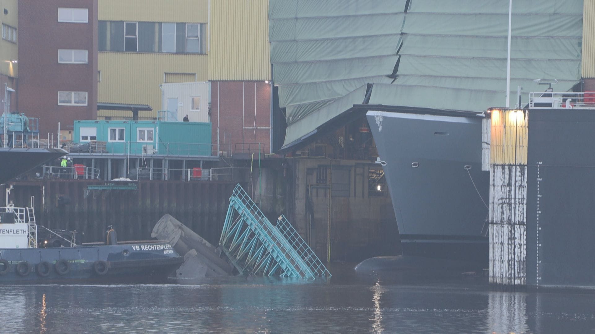 Auf dem Foto ist zu erkennen, dass offenbar eine Jacht gegen das Docktor gekracht war.