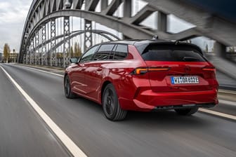 E-Kombi: Opel bietet den Astra Sports Tourer nun auch als Elektroversion an mit einer Reichweite von bis 413 km laut Testnorm.