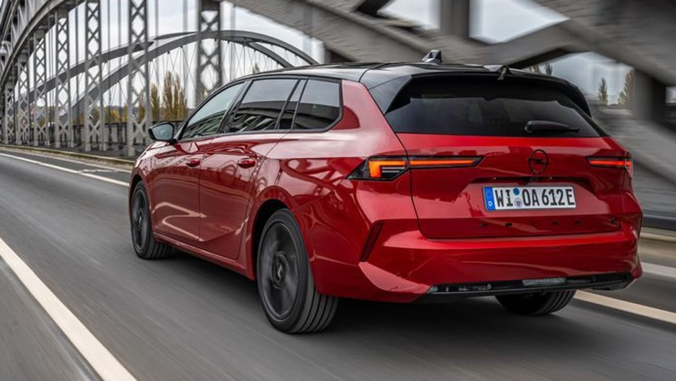 E-Kombi: Opel bietet den Astra Sports Tourer nun auch als Elektroversion an mit einer Reichweite von bis 413 km laut Testnorm.